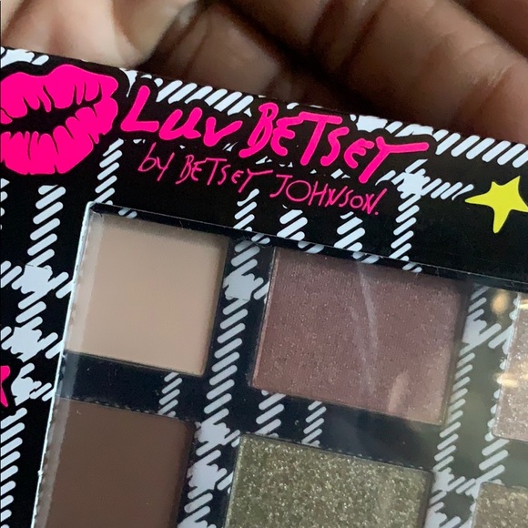 💕5 for $25💕 BNWT LUV BETSEY COSMETICS 12 shade Eyeshadows - Picture 2 of 3